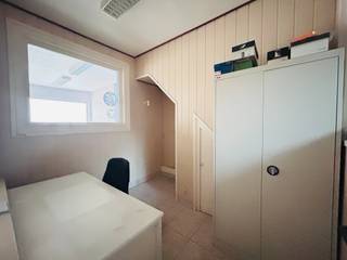 <strong>Ruim handelspand van 420m² + woonst<br /><br />Indeling</strong><br />gelijkvloers: handelspand + bureau + magazijn + toilet<br />eerste verdiep: woongedeelte met keuken<br />tweede verdiep: 2 slaapkamers<br /><br /><strong>Troeven:</strong>
<ul><li>ruime tuin</li><li>stevige constructie</li><li>handelsruimte van 420m²</li></ul>