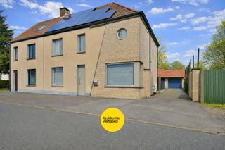 Welkom in Groenestraat 15, een ruime en energiezuinige halfopen bebouwing met EPC label B op een royaal perceel, gelegen in de gegeerde woonwijk...