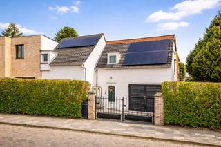 <p>Ligging<br /><br />Deze woning bevindt zich in een uiterst rustige straat in Gentbrugge, een gegeerde woonomgeving waar rust, bereikbaarheid en voorzieningen mooi samenkomen. U geniet hier van een vlotte verbinding naar het centrum van Gent, de belangrijkste invalswegen en autostrades, terwijl winkels, scholen en openbaar vervoer zich in de directe omgeving bevinden. Op een boogscheut liggen bovendien de Gentbrugse Meersen en UZ Gent, wat deze locatie extra aantrekkelijk maakt.<br /><br />Indeling<br /><br />Deze instapklare halfopen bebouwing biedt veel ruimte en functionaliteit. Op het gelijkvloers bevindt zich een aangename leefruimte, een keuken en een praktische berging. Daarnaast beschikt de woning over een grote garage en een handige oprit met bijkomende parkeermogelijkheden.<br /><br />Op de verdiepingen vindt u vier slaapkamers, ideaal voor een combinatie van master bedroom, kinderkamers, bureau of hobbyruimte. Verder is er een badkamer aanwezig.<br /><br />Buiten vormt het mooie perceel met zuidgerichte tuin een absolute meerwaarde. Hier geniet u in alle rust van zon, groen en privacy.<br /><br />Troeven<br /><br />Gegeerde ligging in Gentbrugge<br />Instapklare halfopen bebouwing<br />4 slaapkamers<br />Grote garage en oprit<br />Zuidgerichte tuin op mooi perceel<br />Zonnepanelen aanwezig<br />Geïsoleerde gevels<br />Vernieuwde cv-ketel<br /><br />Een verzorgde en ruime gezinswoning met zonnige tuin op toplocatie — ideaal voor wie comfortabel wilt wonen in Gent.<br /><br />Interesse? Bel Arthur voor meer info en/of bezoek: 0473 90 90 94</p>