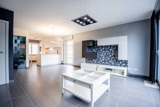 Wonen in een rustige buurt? Deze recente woning (2011) is gelegen in en doodlopende straat te Stasegem. Bovendien zijn voorzieningen nooit veraf. Met een gunstig EPC (label B) is deze woning alvast klaar voor de toekomst.<br /><br />Waarom deze woning?<br />- centrale maar rustige ligging: winkels, scholen,... op wandelafstand<br />- voldoende parkeerplaatsen en een eigen garage<br />- 3 ruime slaapkamers met heel wat extra bergruimte<br />- energiezuinig (EPC B)<br /><br />De inkomhal met gastentoilet en technische berging leidt naar een lichtrijke leefruimte met open keuken en direct zicht op de tuin. Op de eerste verdieping bevinden zich twee volwaardige slaapkamers, een moderne badkamer met extra toilet. De vaste trap brengt u naar de dakverdieping waar een derde grote slaapkamer aanwezig is samen met een praktische bergruimte.<br /><br />De woning beschikt over een onderhoudsvriendelijke tuin met toegang tot de aangebouwde garage. Erg praktisch voor het plaatsen van de wagen, fietsen, ...<br /><br />Bezoek inplannen? Contacteer ons vandaag nog! <br /><br />EPC: 129 kWh/m²/jaar - LABEL B<br />Referentie: YP/25152/TK<br /><br />Bestuursmaatregelen in het maatregelenregister: nee