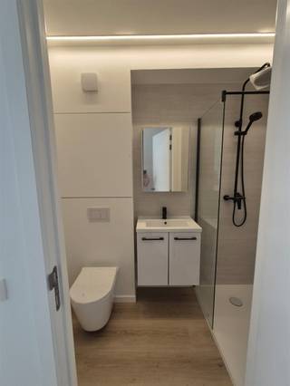 Exclusief gebouw op een unieke locatie in het centrum van Kortrijk- Studentenkamers met eigen sanitair- Gemeenschappelijke keuken...