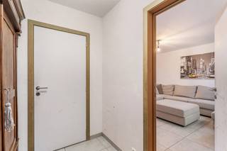 <p><strong>KNAPPE HALFOPEN GEZINSWONING IN LANDELIJKE STIJL (NIEUWBOUWSTAAT) MET 4 SLAAPKAMERS, INPANDIGE GARAGE, ZONNEPANELEN EN ZUIDOOSTELIJK GERICHTE AANGELEGDE TUIN TE DIEPENBEEK!<br /><br /></strong>In<strong> </strong>Diepenbeek, vinden we in een residentiële en gezinsvriendelijke buurt deze halfopen bebouwing terug in de François Schoofsstraat 48. Op wandelafstand tref je hier alle voorzieningen zoals winkels, banken, restaurants, scholen en openbaar vervoer. De verbinding naar omliggende gemeenten en autosnelweg gebeurt van hier uit dan ook weer vlot. Een te waarderen ligging met andere woorden, voor zowel jong als oud.<br /><br />Deze smaakvolle en energiezuinige woning met A-label en een E-peil van E11 werd een 2021 vervolledigd. Ze werd onder andere uitgerust met vloerverwarming op basis van een warmtepomp, zeer goed isolerende aluminium profielen met dubbel HR-beglazing, zonnepanelen (3.400wp), alsook airconditioning (in leefruimte), ventilatiesysteem D, een regenwaterput (5.000l), 3-fasenaansluiting voor een laadpaal en elektrische screens gelijkvloers, aan de achtergevel en ingebouwde rolluiken op de eerste verdieping in de slaapkamers.<br /><br />In deze woning koos men voor veel lichtinval en een strakke doch warme look.<br /><br />Gelijkvloers vind je eerst een ruime inkomhal met gastentoilet, daarna een zeer lichtrijke leefruimte met volledig uitgeruste keuken (inductie kookvuur, ingebouwde afzuigkap, combi-microgolfoven, heteluchtoven, ruime koelkast, afwasmachine, 1,5 spoeltafel), inclusief eiland met 2 zitplaatsen. Via de verdoken deur in de keuken kom je terecht in de ingerichte wasplaats/berging, voorzien van maatkasten en extra spoeltafel. Via hier bereik je de achterdeur naar de tuin en tot slot de inpandige garage met sectionaalpoort en bergruimte onder de traphal.<br /><br />Via de met natuursteen beklede trap in de leefruimte betreed je de eerste verdieping. De ruime nachthal leidt naar een apart toilet, naar de uiterst ruime badkamer met maatkasten, ligbad, inloopdouche en dubbel badkamermeubel met lavabo’s en verder naar de 3 slaapkamers waarvan de master-bedroom over een ingerichte, dressing ensuite beschikt. Tot slot leidt een tweede vaste trap naar de ingerichte zolderverdieping (met hier warmtepomp, ventilatiesysteem D en omvormer zonnepanelen aanwezig) die naar eigen behoefte nog invulling kan krijgen (denk aan een vierde, uiterst ruime slaapkamer, bureel, speelkamer, ruimte voor vrijetijdsbesteding,…).<br /><br />Aan de buitenzijde tref je een onderhoudsvriendelijke en knap aangelegde tuin die volledig werd omheind en voorzien is van een toegangspoort, tuinpad, een ruim, betegeld zonneterras en houten tuinberging. De oprit biedt tot slot nog plaats voor 2 wagens en openbare parkeergelegenheid is er ook voldoende voor de deur.<br /><br />Buiten schilderwerken is deze woning volledig instapklaar. Deze lijkt de perfecte match voor een jong koppel / jong gezin of de bewoner die de té grote woning inruilt voor een zo goed als nieuwe, smaakvolle, onderhoudsvriendelijke woning.<br /><br />Interesse? Contacteer ons op 011/96.51.76 of mail naar info@momentumvastgoed.be</p>