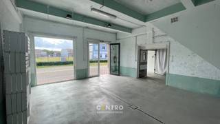 Pop-up te huur met een totale oppervlakte van 256m².<br />Dit handelspand geniet van een authentieke waterfrontligging in een omgeving waar wonen, toerisme, horeca en maritieme activiteiten samenkomen. De nabijheid van de jachthaven, de kust en de haven creëert een interessante mix van bezoekers en lokale klanten, ideaal voor uiteenlopende commerciële activiteiten.<br /><br /><u><strong>Benaderende OPPERVLAKTEN:</strong></u><br />Totale oppervlakte: 256m²<br /><br /><strong><u>INDELING:</u></strong><br />Gelijkvloers (100m²): opslagruimte<br /><br />Eerste verdieping (150m²): handelsruimte/opslagruimte en afzonderlijk toilet. <br /><br /><u><strong>Bestemmingsmogelijkheden</strong></u><br />IDEE zomerbar of combi met wafelhuisje of ijssalon<br /><br /><u><strong>GROTE TROEVEN van dit handelspand:</strong></u><br />- Voldoende parkeergelegenheid<br />- Vlotte bereikbaarheid nabij de jachthaven van Zeebrugge<br /><br /><u><strong>Bijzonderheden</strong></u><br />- Korttijdige bezetting<br />- Onmiddellijk beschikbaar<br /><br />- Onze referentie op<strong> </strong><strong>www.centro.be</strong>: <strong>L0199-47</strong><br />- <strong>Interesse?</strong> Neem dan vandaag nog contact voor meer info of bezichtiging:<strong> </strong><strong>050700102</strong><strong>.</strong><br /><br /><strong>CENTRO | </strong><strong>BEDRIJFSVASTGOED </strong>is reeds 24 jaar <u>gespecialiseerd in de bemiddeling van commercieel- en bedrijfsvastgoed</u> in West- en Oost-Vlaanderen.<br /><strong>Wilt u ook weten hoeveel uw bedrijfsgebouw waard is?</strong><br />Contacteer ons vrijblijvend voor een marktconforme waardebepaling van uw pand. <br />