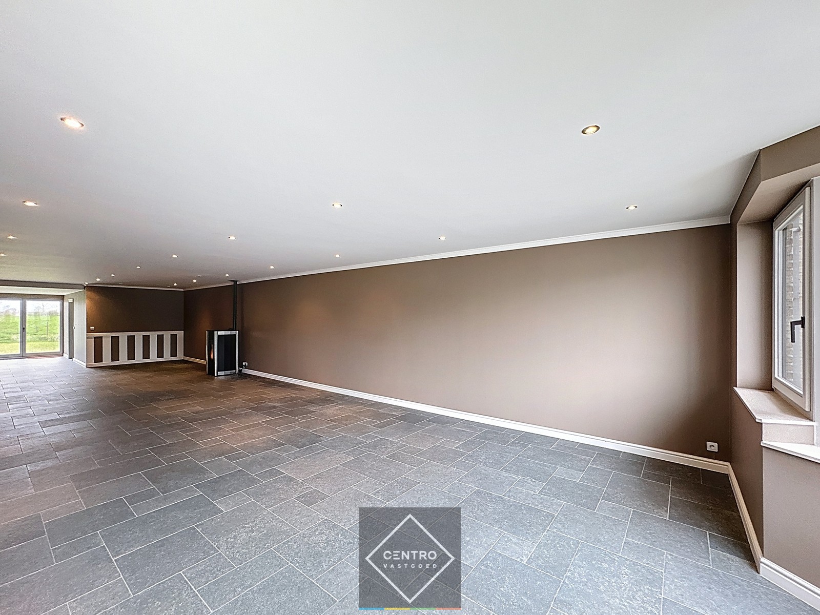 Prachtig gerenoveerde HANDELSRUIMTE / KANTOOR met TUIN langs een drukke verbindingsbaan (Gistel - Torhout, N33) te Ichtegem. - foto 5