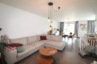 Schitterende moderne woning te huur gelegen langs de Klaproosstraat nabij centrum Roeselare.<br />Deze woning beschikt over alle nodige hedendaagse comfort en is bovendien bijzonder energiezuinig!<br />De buurt is er uiterst kindvriendelijk, nabij winkels, scholen en op enkele minuten van de autostrade en invalswegen.<br /><br />Gelijkvloers bestaande uit inkom, <strong>gastentoilet</strong>, leefruimte met<strong> open keuken</strong> en zicht op de<strong> aangelegde tuin en garage.</strong><br /><br />Op het verdiep vinden we <strong>drie zeer ruime slaapkamers</strong>, een grote badkamer met bad en douche en een <strong>apart toilet.</strong><br /><br />Huurprijs €1000 per maand.<br />De woning is beschikbaar vanaf oktober.<br />Extra informatie of een bezoek kan je aanvragen<br />via MijnHuurprofiel of via baptist@fluo.immo