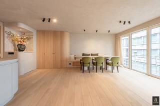Appartement de 3 chambres magnifiquement rénové, très bien situé à quelques pas du front de mer et de la Place du Triangle. Composition: hall d'entrée avec vestiaire et toilettes invités. Salon et salle à manger spacieux avec une magnifique vue latérale sur la mer. Cuisine ouverte équipée avec de nombreux placards. Débarras avec plomberie pour lave-linge et sèche-linge. 2 chambres spacieuses avec chacune leur propre salle de douche. 3ème chambre/bureau. Toutes les chambres sont équipées de placards. Cave privée. Belle réalisation !