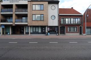 Indeling:Woonkamer met open keuken en toegang naar de slaapkamer, de keuken is voorzien van volgende toestellen: koelkast met vriesvakje,...