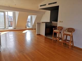 Dit gezellig duplex-appartement bevindt zich op een uitstekende ligging in Leuven. Met alle voorzieningen op wandelafstand, nabijheid van openbaar vervoer en een vlotte verbinding met zowel E314 als E40. Het appartement ligt op de vierde en bovenste verdieping en beschikt over maar liefst twee terrassen en een bijhorende garagebox op verdieping -1.<br /><br />Op de eerste verdieping van deze duplex vinden we de twee slaapkamers, apart toilet en de badkamer met douche terug. Een draaitrap brengt ons naar de twee verdieping met de ruime leefruimte, aansluitend de keuken, een berging en zowel aan de voor- als achterzijde een terras. De berging is voorzien van aansluitingen voor wasmachine en droogkast.<br /><br />Het appartement is beschikbaar vanaf 1 november 2026. De huurprijs bedraagt € 1075 per maand, exclusief de provisie voor gemeenschappelijke kosten van €150/maand. Bijkomend wordt een provisie gevraagd voor verwarming en water van €150/maand.<br /><br />Enkele troeven:<br />- Energiezuinig met energiescore van 177 (kWh/m2) per jaar, Label B<br />- Twee terrassen van ± 14m²<br />- Bovenste appartement, wat zowel rust als een prachtig uitzicht over Leuven te bieden heeft<br />- Garagebox inclusief<br /><br />Interesse in dit appartement? Contacteer Thomas via +32 499 22 99 24 of thomas@sophimo.be.