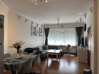 Het appartement 76 m² is gelegen op het gelijkvloers van een kleinschalig gebouw. Ze bestaat uit 2 slaapkamers, badkamer met ligbad en douchemogelijkheid, apart toilet en gerenoveerde keuken.<br /><br />Verder is er naast de gewone kelderberging een zeer ruime kelder van 34 m² inbegrepen in de prijs. <br /><br />Verdere troeven zijn het achtergelegen tuintje, EPC-score C, een conforme elektriciteitskeuring, een asbestveilig attest en een uitstekende ligging, rustig maar toch dicht bij diverse invalswegen. <br /><br />Een ondergrondse garage met kantelpoort verplicht mee aan te kopen aan de prijs van € 22.500.<br /><br />Momenteel verhuurd zodat het eventueel ook in aanmerking komt als investering.