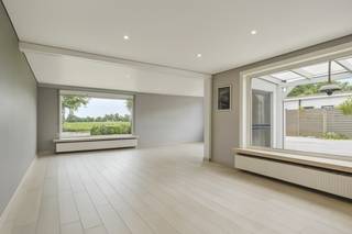 Op een rustige ligging aan de rand van een gezellige woonwijk, met een vleugje landelijke charme, wacht deze ruime alleenstaande villa in Loppem...