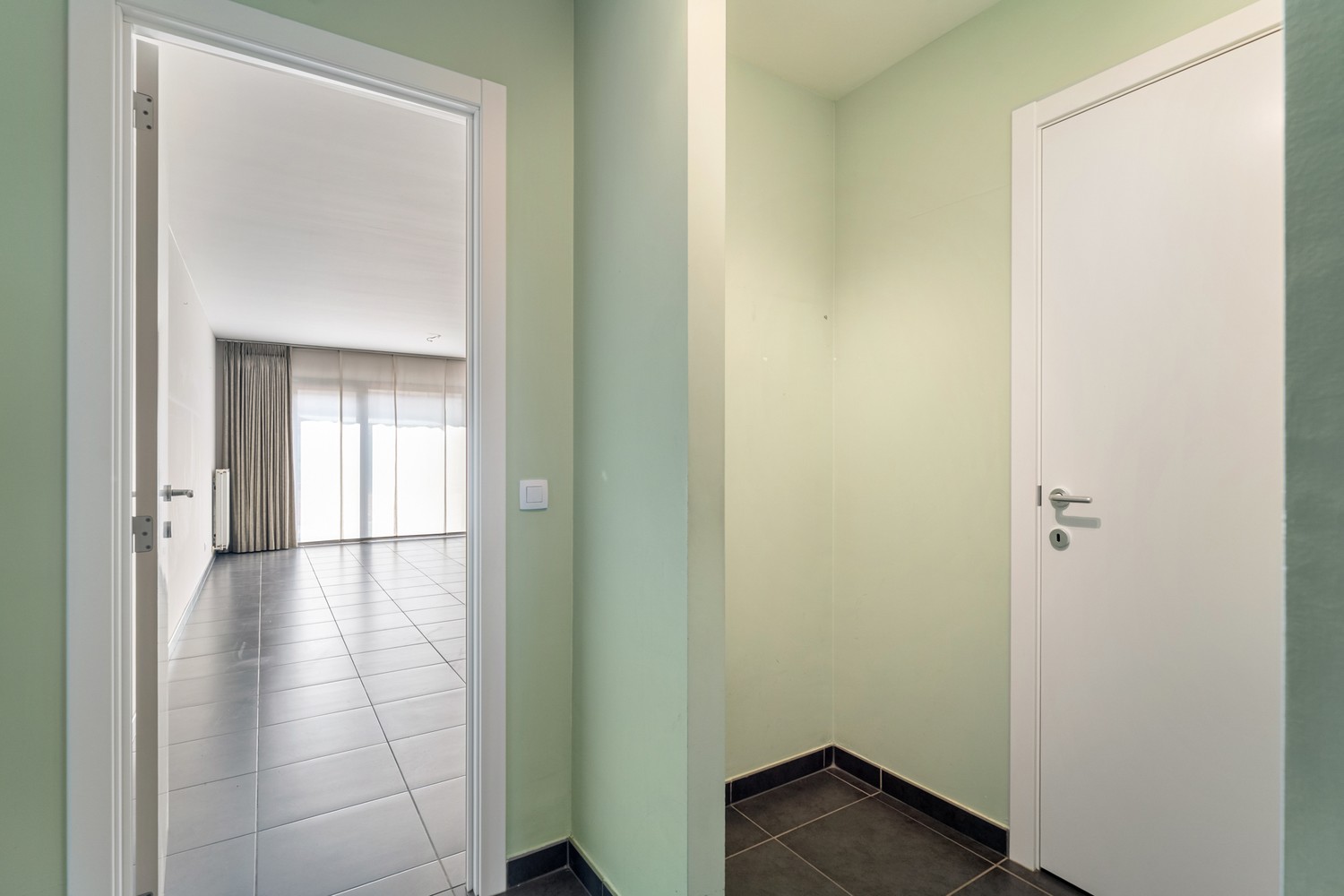 Instapklaar gelijkvloers appartement met 1 slaapkamer, zonnig terras en ondergrondse autostaanplaats te Wezemaal ! - foto 4