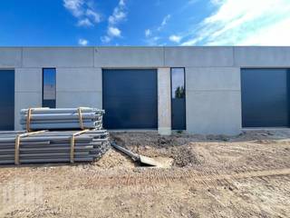 Kwaliteitsvolle nieuwbouw KMO-unit met een oppervlakte van 167 m². De unit maakt deel uit van een nieuw KMO-project "<strong>Saros-park</strong>" bestaande uit 25 KMO-units te koop met oppervlaktes tussen 90 m² en 184 m² (<strong>eventueel samen te voegen</strong> tot grotere entiteiten), het park biedt een moderne en duurzame infrastructuur.<br /><br />De ruimte wordt opgebouwd uit een staalconstructie, in combinatie met een betonplint en geïsoleerde sandwichpanelen. De loodsen zijn toegankelijk via een automatische sectionale poort met afzonderlijke toegangsdeur. Daarnaast is elke unit uitgerust met lichtstraten en een rookluik, polybetonvloer en een geïsoleerd dak. Bij elke unit is tevens <strong>parking </strong>voorzien en de mogelijkheid om extra parkeerplaats aan te kopen.<br /><br />Ideaal voor <strong>opslag, atelier of kleine productie.</strong> Verwachte oplevering Q4 2026. <strong>Reeds 80% verkocht!</strong><br /><br />Heeft u interesse of wenst u graag meer details over dit aanbod? Neem contact op met <strong>Gill </strong>voor meer info, plannen en lastenboek via het nummer <strong>09 219 90 30</strong>.