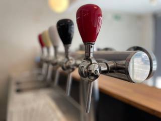 Deze voormalige taverne/brasserie  voorziet een toogruimte met ruime verbruikzaal, een extra (afgesloten) zaaltje, sanitaire voorzieningen,...