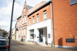 <p><span>Dit veelzijdige gebouw biedt tal van mogelijkheden en beschikt over zeer ruime oppervlakten op elke verdieping.</span></p><p><span> </span></p><p><span>Op het gelijkvloers bevindt zich een royaal handelspand met een garage, koer, toilet en keuken. Dankzij de grote oppervlakte kan deze verdieping tevens worden omgevormd tot een garagecomplex met plaats voor minstens vijf wagens.</span></p><p><span> </span></p><p><span>De eerste verdieping is eveneens bijzonder ruim en beschikt reeds over een ingebouwde keuken in een ruimte die groot genoeg is om als comfortabele leefruimte te dienen. Verder bevinden zich op deze verdieping nog twee ruime kamers die perfect kunnen worden ingericht als slaapkamers, evenals voldoende ruimte voor de aanleg van een badkamer.</span></p><p><span> </span></p><p><span>De tweede en derde verdieping vormen momenteel samen een ruim duplexappartement. Op de tweede verdieping bevindt zich een grote leefruimte met open keuken en een praktische berging. Hier vindt u bovendien een ruime badkamer met ligbad en toilet. Op de bovenste verdieping bevinden zich nog twee grote slaapkamers.</span></p><p><span> </span></p><p><span>Dankzij de indeling en de beschikbare oppervlakte biedt dit gebouw een uitstekende opportuniteit voor herontwikkeling. Het kan relatief eenvoudig worden opgesplitst in twee ruime appartementen, waarbij de eerste verdieping één volwaardige woonentiteit vormt en de tweede en derde verdieping samen een tweede appartement vormen.</span></p><p><span>Een eigendom met uitzonderlijk veel potentieel, zowel voor investeerders als voor wie wonen en werken wil combineren.</span></p><p><span> </span></p>