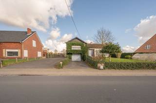 Deze te renoveren woning is gelegen op een ruim perceel met een loods. Het perceel biedt ook de mogelijkheid tot opsplitsen om een...