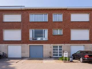 Prachtige woning met garage en verzorgde tuin in residentiële omgeving. In een rustige en aangename buurt (Zevenbergen), bevindt zich deze bijzonder verzorgde woning met garage, ruime leefruimtes en een prachtige zonnige tuin. De woning werd doorheen de jaren uitstekend onderhouden. Enkel de ramen zijn grotendeels nog voorzien van enkele beglazing. Vooraan beschikt u over een oprit én een ruime garage van maar liefst 30 m². Aansluitend bevindt zich een praktische berging van 8,5 m² met de centrale verwarmingsketel op aardgas, opbergkasten en aansluitingen voor wasmachine en droogkast. De mooie tuin vormt zonder twijfel een van de grootste troeven van deze woning. Het ruime terras van ongeveer 28 m², de sfeervolle vijver, het tuinhuis en de verzorgde tuin zorgen voor een totale buitenoppervlakte van circa 150 m² waar het heerlijk vertoeven is. Op de eerste verdieping bevindt zich een apart gastentoilet met hangtoilet en modern lavabomeubel. De lichtrijke leefruimte van 32 m² geniet van een overvloed aan natuurlijk daglicht en biedt een aangenaam zicht op de tuin. De moderne vernieuwde keuken van 8,5 m² is uitgevoerd in een praktische U-opstelling en beschikt over een keramische kookplaat, oven, dampkap en koelkast. Dankzij de gunstige oriëntatie geniet ook deze ruimte van veel zonlicht. De bovenverdieping omvat drie slaapkamers en een volledig vernieuwde badkamer.<br />•Slaapkamer 1: 12 m², momenteel ingericht als ruime dressing.<br />•Master bedroom: 18 m² met rechtstreekse toegang tot de badkamer.<br />•Slaapkamer 3: 4,5 m², ideaal als bureau of hobbyruimte.<br />De riante badkamer van 7,5 m² werd volledig vernieuwd. Ze beschikt over een zeer ruime inloopdouche en een modern lavabomeubel. Het badkamerraam is reeds uitgevoerd in PVC met dubbele beglazing.<br />Extra troeven:<br />•Rustige residentiële ligging in Zevenbergen<br />•Uitstekend onderhouden woning<br />•Gevelbreedte van 7 meter<br />•Ruime garage van 30 m²<br />•Oprit voor een wagen<br />•Grote en verzorgde tuin<br />•Vernieuwde badkamer<br />•Moderne keuken<br />•Dak is geïsoleerd<br />•Centrale verwarming op aardgas<br />•Veel lichtinval in de leefruimte<br />•Mogelijkheid tot verdere energetische optimalisatie door vervanging van de bestaande ramen<br />Deze woning combineert ruimte, comfort, een uitstekende staat van onderhoud en een prachtige tuin in een gegeerde residentiële omgeving. Een ideale gezinswoning voor wie op zoek is naar een instapklaar pand met veel potentieel. P&G-score: A, EPC (Label C). Voor meer info en bezichtiging: STEEDS NA TELEFONISCHE AFSPRAAK: 0487/ 759.758