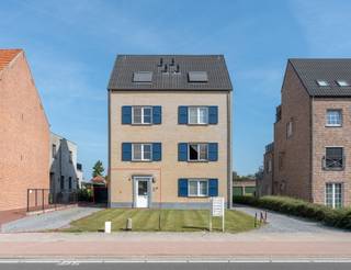 YES! Voor dit pand kan je zélf een afspraak inboeken! Ga naar de advertentie op onze website www.justwonen.be en plan meteen je afspraak in.<br /><br />Graag switchen naar ’n appartement, maar geen zin in dat gemeenschappelijk gedoe en servicekosten? We’ve got you. Dit gelijkvloerse stulpje is namelijk the best of both worlds: onderhoudsvriendelijk en compact wonen, maar met een eigen voordeur, eigen oprit en een superfijn tuintje. <br /><br />Indeling:<br />Via je eigen voordeur – jawel – stap je meteen je inkomhal binnen. Deze geeft toegang naar een apart toilet en een handige bergkast/vestiaire.<br /><br />Aan de achterzijde van ’t appartement zit de woonkamer met keuken. Oké, het is inderdaad geen balzaal, maar dankzij de open lay-out een fijne ruimte om te vertoeven. En heb je de grote schuifraam naar de tuin al gespot? Zwier ‘m op zonnige dagen open, en je haalt zo de zomer naar binnen. <br /><br />Slapen doe je aan de andere kant, waar we een grote slaapkamer met aansluitend een badkamer vinden. De badkamer is voorzien van een douche, badkamermeubel en aansluitingen voor wassen en drogen. <br /><br />De foto’s van de tuin dateren van enkele jaren geleden, want deze kan momenteel dus wat opfriswerk gebruiken. Maarrr de eigenaars zorgen ervoor dat jij helemaal netjes en clean kan starten. Beloofd!<br /><br />Je beschikt niet over een garage, maar er is een oprit waar je minstens 2 auto’s kwijt kan. Verder heb je een poortje naar de tuin, dus ook fietsen kan je zonder problemen achter slot en grendel zetten.<br /><br />Geen gemeenschappelijke kosten!