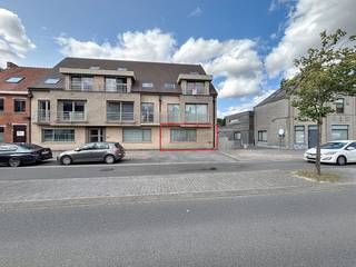 Op zoek naar een instapklaar appartement met alle comfort? Dan is dit recente gelijkvloers appartement in Sijsele beslist iets voor...