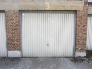 Garagebox (nr 14 op het plan) te huur in de De Langhestraat, een zijstraat van de Korenmarkt.<br />Opp. garagebox = 15m² (2,5m breed x 6m diep)<br />Kantelpoort garagebox (2,10m breed x 1,90m hoog)<br />Huurprijs = 120€/maand.<br />Onmiddellijk beschikbaar.<br />Op deze locatie in het hart van de binnenstad zijn dit type garageboxen schaars en gegeerd. Wees er dus snel bij!<br />Wenst u meer info en/of een bezoek ter plaatse?<br />Neem dan contact met Anne Raets (0471/57 12 13) of via mail info@buro14.be.