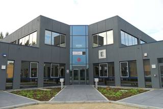 Stijlvol gerenoveerde kantoorruimtes van 301 tot 665 m² te huur op een toplocatie langs de commerciële Leuvensesteenweg en nabij de E40 te...