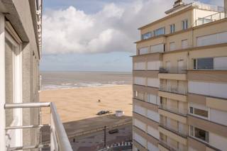 Volledig gerenoveerd appartement gelegen in het gegeerde Duinbergen, een buurt die bijzonder gewaardeerd wordt om haar unieke combinatie van rust en levendigheid.<br />Dit appartement werd in 2016 volledig vernieuwd met een doorgedreven focus op kwaliteit en duurzaamheid, waarbij niet alleen de esthetiek maar ook alle onderliggende technieken integraal werden vernieuwd. De leefruimte, badend in natuurlijk licht, vloeit elegant over in het voorliggende terras met een subtiel zijdelings zeezicht, een discrete luxe die elke dag een gevoel van vakantie oproept.<br />De open keuken, uitgerust met hoogwaardige Miele-toestellen, vormt een perfect samenspel met het stijlvolle tegelparket en creëert een tijdloos en warm interieur. Het appartement beschikt over drie volwaardige slaapkamers met ingemaakte kasten en eigen lavabo, elk met directe toegang tot het westgericht terras waar de avondzon in alle sereniteit beleefd wordt. Twee verfijnd afgewerkte badkamers, een aparte wasruimte en een tweede toilet vervolledigen het geheel, samen met elektrische rolluiken en een praktische kelderberging.<br />Een zeldzaam aanbod op een locatie waar discretie, comfort en levenskwaliteit centraal staan. Een eigendom voor wie enkel het beste als evident beschouwt.
