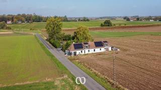 Ben je op zoek naar een rustig gelegen woning tussen de velden met prachtige zichten? Dit is uw kans!Deze woning bevindt zich tussen de velden op een...