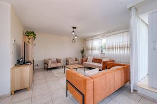 <p><span>Appartement met 3 slaapkamers, een ruim terras te koop te Hoboken aan de Praaglaan 31.</span></p><p><span>Dit ruime appartement met drie slaapkamers is gelegen op de eerste verdieping van een kleinschalig appartementsgebouw met lift. </span></p><p><span>De ligging combineert een groene omgeving, met het Schoonselhof en Fort 8 op wandelafstand, met een vlotte bereikbaarheid. </span></p><p><span>Openbaar vervoer, winkels en scholen bevinden zich in de nabije omgeving en ook het centrum van Antwerpen is gemakkelijk bereikbaar. </span></p><p><span> </span></p><p><span> </span></p><p><span>Indeling :</span></p><p><span> </span></p><p><span>- inkomhal</span></p><p><span>- berging</span></p><p><span>- woonkamer met veel lichtinval</span></p><p><span>- groot terras</span></p><p><span>- ruime keuken</span></p><p><span>- badkamer</span></p><p><span>- aparte wc</span></p><p><span>- slaapkamer 1</span></p><p><span>- slaapkamer 2</span></p><p><span>- slaapkamer 3</span></p><p><span> </span></p><p><span>Troeven:</span></p><p><span>- lift</span></p><p><span>- EPC 80 kWh/m² jaar - </span><span>label A</span></p><p><span>- elektrische installatie </span><span>conform AREI</span></p><p><span>- ramen in alu-kader met dubbele beglazing</span></p><p><span>- individuele centrale verwarming op gas </span></p><p><span> </span></p><p><span> </span></p><p><span>Ben jij geïnteresseerd in dit appartement te koop in Hoboken, ben je op zoek naar ander vastgoed of wens je de waarde van jouw eigendom te kennen? Dan ben je bij BOLT immo aan het juiste adres! Wij helpen jou graag verder.</span></p><p><span> </span></p>