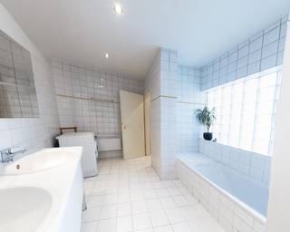 Op zoek naar een ruim & instapklaar appartement op een centrale locatie in Antwerpen, zonder een grote renovatie te moeten starten? Dit goed onderhouden 1-slaapkamerappartement van 62 m² combineert een aangename woonoppervlakte met de charme van het historisch centrum van Antwerpen.
Het appartement bevindt zich op de 2e verdieping en is een interessante woning voor wie centraal wil wonen, maar ook voor wie op zoek is naar een kwalitatief appartement met verhuurmogelijkheden.
DE TROEVEN OP EEN RIJ
- instapklaar
- 62 m² woonoppervlakte
- 1 ruime slaapkamer
- Lage energie & gemeenschappelijke kosten
- Historisch Centrum Antwerpen
- op maat gemaakte keuken (2022)
- elektriciteit conform
- asbestvrij
- gebetoneerd
- privékelder
HARTJE ANTWERPEN
Paardenmarkt, MAS, Eilandje, Kathedraal, Grote Markt, Meir, Stadswaag en allerlei winkels en cafés liggen op wandelafstand. Daarbovenop geniet je van de rust van de autoluwe zone.
Tegelijk biedt de woning met 62 m² opvallend veel ruimte voor een appartement met 1 slaapkamer. Daardoor is het ideaal voor zowel een alleenstaande als een koppel dat centraal wil wonen.
RUIMTE OM ER JOUW EIGEN THUIS VAN TE MAKEN
De vernieuwde keuken vormt een duidelijke meerwaarde door de strategische plaatsing en kwaliteitsvolle afwerking. De rest van het goed onderhouden appartement biedt tegelijk veel mogelijkheden om zijn karakter te combineren met de jouwe om er zo je warme thuis van te maken.
PRAKTISCHE INFORMATIE
Vraagprijs: €229.000
Interesse?
Bezoeken zijn mogelijk op afspraak. Tijdens je bezoek zullen alle relevante documenten beschikbaar zijn en is er alle tijd en ruimte voor je vragen.
Whatsapp: +32 485 07 52 91
E-mail: yente.antonissen@hotmail.com
Rechtstreeks te koop door eigenaar.