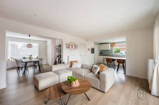 Vous recherchez un logement prêt à emménager dans lequel vous pourrez vous installer immédiatement ? Alors cette maison familiale bien entretenue vaut vraiment le détour. Située dans un cadre calme et agréable, cette propriété allie un cadre de vie confortable à un agencement pratique et à un jardin accueillant.Qu'est-ce qui rend cette maison unique ?La maison dispose d'un espace de vie lumineux, d'une cuisine fonctionnelle et de pas moins de 3 chambres à part entière, ce qui la rend parfaitement adaptée aux familles, aux jeunes couples ou à ceux qui souhaitent disposer d'un espace supplémentaire pour un bureau ou une salle de loisirs. Grâce à ses finitions soignées, la maison est entièrement prête à emménager.À l’extérieur, vous profiterez d’un joli jardin facile d’entretien, l’endroit idéal pour se détendre, laisser les enfants jouer ou passer des moments conviviaux en famille et entre amis.Atouts :Entièrement prête à emménagerSituation calme et agréable3 chambres à coucher à part entièreJardin agréable et facile d’entretienPièces à vivre lumineusesMaison familiale idéaleÀ qui cette maison convient-elle le mieux ?Parfaite pour les familles, les jeunes couples ou les personnes seules à la recherche d’une maison prête à emménager, offrant suffisamment d’espace, un joli jardin et un cadre de vie calme.