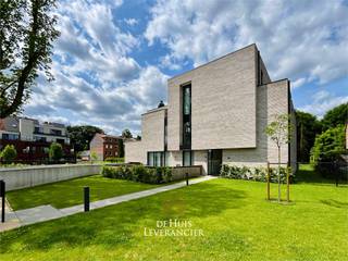 In een, recent opgeleverd, kleinschalig nieuwbouwproject wacht dit verfijnde appartement op een nieuwe eigenaar die comfort, sereniteit en...