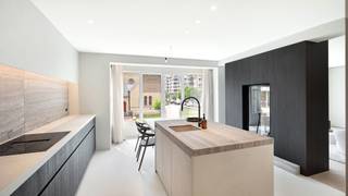 Cet appartement d'une superficie totale de 150 m² est situé à deux pas des dunes et juste en face d'une petite église romantique. Un endroit pour...