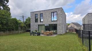 <p><span>Deze 4-gevel nieuwbouwwoning is gelegen in een rustige straat met uitzicht op de groene velden</span></p><p><span> </span></p><p><span>Bij het betreden van de woning kom je binnen in een uitnodigende inkomhal met aangrenzend een toilet. Via de inkomhal bereikt men een gezellige woonkamer met open keuken voorzien van alle moderne apparatuur. Het aangename terras met tuin is bereikbaar via deze living.</span></p><p><span>Op het gelijkvloers bevindt er zich ook nog een grote bergruimte met directe toegang tot de parkeerplaats in de carport. In deze carport is er nog een afgesloten berging voorzien.</span></p><p><span> </span></p><p><span>Op de eerste verdieping zijn er 4 slaapkamers, een aparte badkamer met lavabo en bad, een aparte wc en een douchekamer met dubbele lavabo .</span></p><p><span>Eigenschappen:</span></p><p><span> </span></p><ul><li><span>Energieprestatiecertificaat (EPC) voor nieuwbouw E-peil 6</span></li><li><span>Centrale verwarming op elektriciteit via een warmtepomp.</span></li><li><span>Zonnepanelen voor duurzaamheid en energie-efficiëntie.</span></li></ul><p><span> </span></p><p><span>Kortom een eigentijdse 4-gevel woning die ruimte met modern comfort combineert gelegen in een rustige groene omgeving.</span></p><p><span> </span></p><p><span>Mis deze unieke kans niet!! </span></p><p><span>Bekijk ons volledig aanbod op <span>www.ap-p.be</span></span></p><p><span> </span></p>
