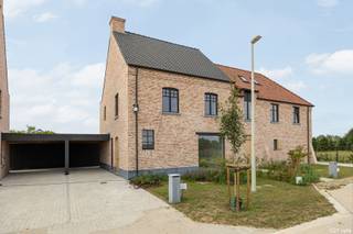 NIEUWBOUWPROJECT 'T VELD – MODERN WONEN OP EEN PRACHTIGE LOCATIE

Te koop: Luxe nieuwbouwwoning in Viersel

Welkom in 'T VELD, hét nieuwe woonproject op een werkelijk prachtige locatie.
Hier woon je in een oase van rust met alle voorzieningen binnen handbereik.

Luxueuze BEN-woning te koop met een hoogwaardige afwerking.
Deze lichtrijke halfopen bebouwing is gelegen op een absolute toplocatie!
De woning kan volledig afgewerkt worden binnen de normale aktetermijn van 4 maanden.

Kenmerken:

•	Prachtige BEN-woning
•	Klassieke architectuur met hoogwaardige afwerking
•	3 slaapkamers + afgewerkte zolder met mogelijkheid tot 2 extra slaapkamers, badkamer, extra ruime berging, prachtige tuin en 
        privé parkeerplaats onder luxe-carport met groot tuinhuis
•	Zonnepanelen en warmtepomp
•	Oppervlakte: 333 m²
•	Bewoonbare oppervlakte: 213 m²
•	Zuid tuin
•	Locatie: Salvialaan 40, 2240 Viersel

Een droomplek om te wonen!

De woning is gelegen dichtbij de toegang tot E313 (Massenhoven) en E34 (Oelegem)

Financiële informatie

Prijs € 540.258
  - Grond € 151.663
  - Constructie € 388.595
Kosten € 99.805
  - Registratierechten € 18.200
  - BTW € 81.605
Totaal excl. notariskosten € 640.063

Mis deze kans niet!
Contacteer ons vandaag nog en ontvang als eerste informatie over deze prachtige woning.

Contact: 03-320.26.50 - info@century21vyta.be