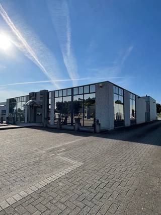 <p><strong>Ontdek dit veelzijdige handelspand van ca. 600 m²</strong>, ideaal gelegen vlakbij het <strong>welbekende industrieterrein van Opglabbeek</strong>. Dankzij deze commerciële toplocatie geniet je van een uitstekende bereikbaarheid, een professionele uitstraling en een vlotte verbinding met belangrijke invalswegen. Perfect voor ondernemingen die showroom, kantoor en opslag wensen te combineren op één strategisch punt.</p>
<h3><strong>Indeling voorzijde (ca. 400 m²)</strong></h3>
<ul>
<li>
<p>Ruime toonzaal, winkelruimte of bureauruimte met veel natuurlijke lichtinval</p>
</li>
<li>
<p>3 afzonderlijke kantoorruimtes, ideaal voor meetings of stille werkplekken</p>
</li>
<li>
<p>Kitchenette en sanitair, volledig voorzien</p>
</li>
</ul>
<h3><strong>Achterliggende hal (ca. 200 m²)</strong></h3>
<ul>
<li>
<p>Extra werk- of opslagruimte dankzij een stevig verhoogd platform</p>
</li>
<li>
<p>Elektrische sectionaalpoort voor efficiënt laden en lossen</p>
</li>
</ul>
<h3><strong>Bijkomende troef</strong></h3>
<ul>
<li>
<p><strong>Grote achterliggende buitenruimte, ideaal voor ruime parking</strong> voor klanten en personeel</p>
</li>
</ul>
<h3><strong>Waarom deze locatie een echte meerwaarde biedt</strong></h3>
<ul>
<li>
<p>Gelegen op een steenworp van het <strong>industrieel hart van Opglabbeek</strong>, waar tal van bedrijven gevestigd zijn</p>
</li>
<li>
<p>Centrale ligging in de regio, ideaal voor bedrijven die actief zijn in Noord-Limburg en daarbuiten</p>
</li>
<li>
<p>Professionele omgeving met hoge zichtbaarheid en tal van voorzieningen in de nabijheid</p>
</li>
</ul>
<h3><strong>Troeven van het pand</strong></h3>
<ul>
<li>
<p>Totale oppervlakte: ca. 600 m²</p>
</li>
<li>
<p>Perfecte combinatie van showroom, kantoor en opslag</p>
</li>
<li>
<p>Praktische indeling en optimale toegankelijkheid</p>
</li>
<li>
<p>Geschikt voor diverse commerciële én ambachtelijke activiteiten</p>
</li>
<li>
<p><strong>Mogelijkheid tot bemeubelde verhuur</strong></p>
</li>
</ul>
<h3></h3>
<p></p>
<p><strong> </strong></p>