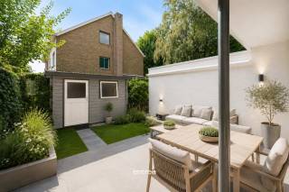 À la recherche d’un appartement confortable de plain-pied avec un agréable espace extérieur et un emplacement de parking ? Ce bel appartement situé Platanendreef à Gentbrugge combine une disposition pratique avec un jardin privatif, un garage intérieur et une place de stationnement supplémentaire. Vous y vivez au calme, tout en bénéficiant d’un accès facile au centre de Gand et aux principales voies de communication.<br /><br />L’appartement offre une surface habitable d’environ 70 m² et se compose d’un hall d’entrée, d’un séjour chaleureux, d’une cuisine entièrement équipée avec un accès direct au jardin, d’une chambre à coucher, d’une salle de bain, de toilettes séparées et de rangements nécessaires.<br /><br />Un atout majeur est le jardin privatif avec abri de jardin. Grâce à une sortie indépendante vers la rue, le jardin est facilement accessible sans passer par l’appartement, ce qui est idéal pour les vélos, le matériel de jardin ou un usage quotidien.<br /><br />En outre, l’appartement dispose d’un garage intérieur avec un accès direct à l’intérieur ainsi qu’une place de parking attenante au garage.<br /><br />Le bien est en bon état et prêt à emménager. Les fenêtres sont en PVC avec double vitrage et volets, le chauffage est au gaz naturel et l’installation électrique est conforme aux normes. EPB ?<br /><br />La copropriété est également un atout : la gestion est saine et les charges mensuelles se limitent à 89 euros par mois.<br /><br />Les transports en commun sont à distance de marche ou de vélo : un arrêt de bus important se trouve à moins de 500 mètres, une gare à moins d’un kilomètre et le tram est également facilement accessible. <br />Commerces, restaurants, écoles, services médicaux, ainsi que des possibilités sportives et de loisirs sont tous facilement accessibles dans les environs.