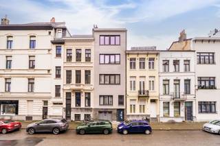 Indeling:In de rustige Pacificatiestraat bevindt zich deze te renoveren, karaktervolle woning met een totale oppervlakte van circa 240 m², verdeeld...