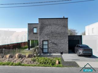 Deze recente halfopen bebouwing is gelegen in een doodlopende straat in Aartrijke en geniet van een vlotte verbinding met het openbaar vervoer en diverse winkels in de nabije omgeving.<br />Je komt de woning binnen via de inkomhal die in verbinding staat met het gastentoilet, de berging, de trap naar de eerste verdieping en de lichtrijke woonkamer met open keuken. De woonkamer biedt een mooi zicht op de tuin en beschikt over voldoende ruimte voor een gezellig zit- en eetgedeelte. De open keuken is hyper-geïnstalleerd en uitgerust met een aangenaam keukeneiland. Vanuit de keuken heb je toegang tot de berging en de ruime garage. Op de eerste verdieping bevindt zich de nachthal die toegang geeft tot twee ruime slaapkamers, een kinderkamer, een tweede toilet en de badkamer. De badkamer is voorzien van een inloopdouche en een dubbel lavabomeubel.<br />De woning is bovendien energiezuinig uitgerust met een regenwaterput van 10.000 liter met filtersysteem, 10 zonnepanelen en een thuisbatterij van 5 kW. Op het gelijkvloers is er vloerverwarming voorzien en op de eerste verdieping radiatoren, beide aangesloten op een condenserende gaswandketel. Achteraan de woning bevindt zich een aangelegde tuin met terras en een tuinhuis, waar je in alle rust kan genieten. (sted. inl.: in aanvraag)