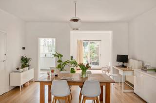 Een roze gevel in groen BoHoIn de Weversfabriekstraat woon je in één van die rustige, residentiële stukjes Borgerhout waar het leven nog heerlijk...