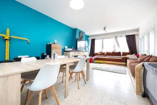ANDERLECHT – Gelegen in een rustige straat, vlak bij Prince de Liège en alle voorzieningen, ontdekt u dit ruime appartement met ongeveer 105 m² bewoonbare oppervlakte, gelegen in een kleine mede-eigendom met lage gemeenschappelijke kosten.
Het appartement onderscheidt zich door zijn ruime indeling en talrijke mogelijkheden. De woonkamer van ±30 m² met volledig uitgeruste keuken vormt een gezellige en lichtrijke leefruimte, ideaal voor het dagelijkse leven. Momenteel is het appartement ingericht met twee ruime slaapkamers van ongeveer 25 m² en 14,5 m², waarvan één met dressing. Het kan echter eenvoudig worden teruggebracht naar de oorspronkelijke indeling met drie slaapkamers, afhankelijk van de behoeften van de toekomstige bewoners. Verder beschikt het appartement over een badkamer, een apart toilet en tal van bergruimtes. Een kelder en een zolder zorgen bovendien voor extra comfort en praktische opslagruimte.
Het pand is momenteel verhuurd voor € 1.128 + € 183 lasten, wat het ook interessant maakt als investering.
Individuele centrale verwarming.
Een appartement in goede algemene staat, met ruime volumes en talrijke indelingsmogelijkheden, gelegen in een gegeerde residentiële wijk.
EPC: G (134 kg CO₂/m²/jaar).
Alle vermelde oppervlaktes zijn louter indicatief.