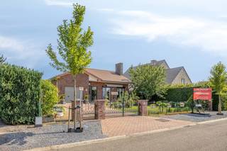 Vrijstaande woning rustig gelegen achter het kasteel van Ordingen in een residentiële woonbuurt. De villa heeft drie slaapkamers op het...