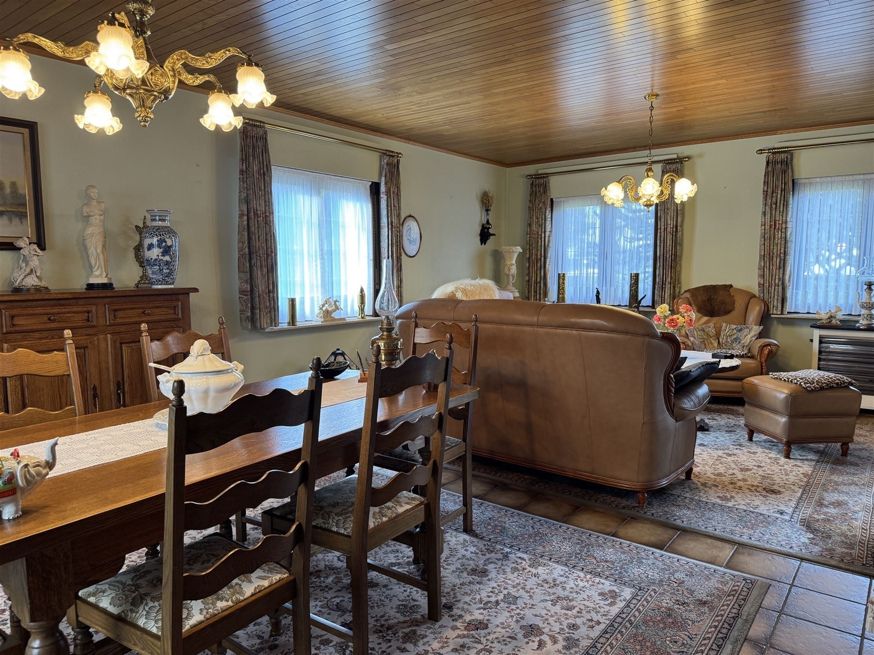 Ruime woning met drie slaapkamers en grote veranda - foto 5