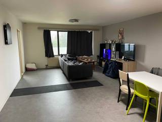 Gezellige drie slaapkamer appartement op tweede verdieping links met terras, badkamer met wc, dubbele lavabo en ligbad, aparte wc, berging...