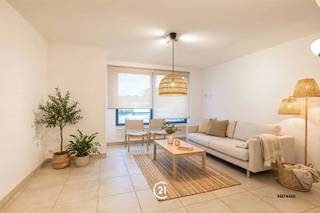 Doe een bod vanaf 175 000 euroBent u op zoek naar een instapklaar appartement of een interessante investering? Dit verzorgde appartement op de eerste verdieping is uitstekend gelegen, recht tegenover Delhaize. Dankzij de centrale ligging bevinden winkels, scholen, openbaar vervoer, het station en de E40 zich vlakbij. Ook Aalst is vlot bereikbaar. Voor wie van natuur en ontspanning houdt, liggen de natuurdomeinen Gerstjens en Osbroek en de Dender op korte afstand. Het appartement beschikt over een lichtrijke leefruimte met open, uitgeruste keuken, één ruime slaapkamer, een badkamer met douche en lavabomeubel, een afzonderlijk toilet en een praktische berging met aansluitingen voor wasmachine en droogkast. Een staanplaats achter het gebouw kan apart worden aangekocht voor € 17.000.Een ideale combinatie van comfort, centrale ligging, bereikbaarheid en natuur – zowel voor eigen bewoning als investering.