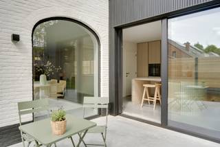 Deze prachtig afgewerkte woning door “LN-Living” combineert moderne luxe met functionele ruimtes en is gelegen in een doodlopende straat, wat...