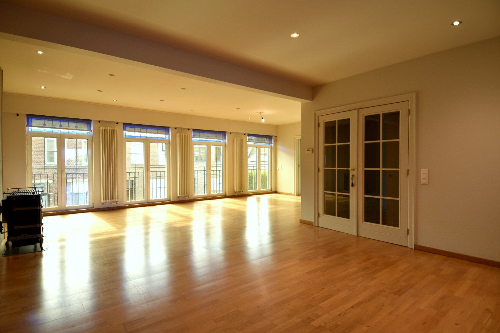 Statige woning met praktijkgedeelte (101 m²), 4 slaapkamers en zonnige tuin te koop in het straatbeeld van Bellegem - foto 4
