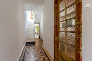 <p>Deze woning is gunstig rustig gelegen in de wijk Moscou/Gentbrugge, met winkels, scholen en openbaar vervoer in de nabije omgeving. Openbaar groen, zoals wijkpark De Porre, de Gentbrugse Meersen, het Liedermeerspark en de monding van de Leie in de Schelde bevinden zich op wandelafstand. Ook het centrum van Gent is vlot bereikbaar, zowel met de fiets als met het openbaar vervoer (tram, bus en trein). Dit alles gecombineerd met een gunstige verbinding naar de belangrijkste invalswegen R4/E17/E40.</p>
<p>Indeling:</p>
<p>De woning beschikt op het gelijkvloers over een brede inkomhal, een lichtrijke leefruimte met zicht op de tuin, een bureau met leeshoek en een ruime keuken met veel lichtinval en dubbele deuren naar de tuin. Een betonnen trap leidt naar de bergkelder.</p>
<p>Op de eerste verdieping bevinden zich een grote slaapkamer en de badkamer, voorzien van lavabo, toilet en bad met douche.</p>
<p>De zolderverdieping is momenteel ingericht als één volwaardige ruimte, maar biedt de mogelijkheid om twee volwaardige slaapkamers te creëren.</p>
<p>Buiten zijn er twee terrassen en een zuidoost georiënteerde tuin, met fijne plekjes om te genieten van een hapje en een drankje, in de schaduw van de metershoge bomen, of liever in de zon?</p>
<p>Interesse in deze TOPPER? Contacteer dan snel Top Vastgoed voor een bezoek op het nummer 0475 700 700</p>
