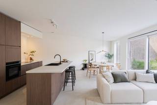In Bavikhove, een gezellige deelgemeente van Harelbeke, vind je deze laatste beschikbare woning binnen een kleinschalig woonproject van Hectaar.<br />Hier woon je dicht bij allerlei voorzieningen zoals openbaar vervoer, een bakker en een slager. De woningen beschikken over 3 ruime slaapkamers en een lichtrijke leefruimte met een open keuken. Ze worden uitgerust met de nieuwste technieken, waaronder een lucht-water warmtepomp, ventilatiesysteem C+ en zonnepanelen. <br /><br /><strong>Indeling van lot 04:</strong><br />Gelijkvloers: een inkomhal met gastentoilet, ruime en lichtrijke leefruimte met open keuken en een inpandige garage met aanpalende bergruimte. <br />Verdiep: nachthal met apart toilet, 3 ruime slaapkamers waarvan 1 met aparte dressingruimte, een berging en een badkamer met ligbad, inloopdouche en dubbel lavabomeubel. <br />Zolder: te bereiken via het zolderluik. <br /><br /><strong>Extra troeven van de woning:</strong>
<ul>
	<li>Vlotte verbinding naar de E17 en openbaar vervoer (station Harelbeke op 3km afstand, bushalte op slechts 150m)</li>
	<li>Inpandige garage</li>
	<li>Vloerverwarming op het gelijkvloers in combinatie met lucht/water warmtepomp</li>
	<li>Regenwaterput van 7.500 liter aangesloten op toiletten, wasmachine en buitenkraan</li>
	<li>Laminaat in de nachthal en slaapkamers</li>
	<li>Inclusief aanleg van het terras, grasmatten en omheining</li>
	<li>Volledig geschilderd en voorzien van verlichting</li>
</ul>
Contacteer ons vandaag nog voor meer informatie of een bezichtiging aan deze woning. 
