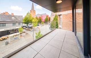 Welkom in residentie ’t Streutje, een kleinschalig project in het hart van Diepenbeek, tegenover het gemeentehuis en het Marktplein. Winkels, horeca en alle dagelijkse voorzieningen bevinden zich op wandelafstand.<br /><br />TROEVEN:<br />- 140m² woonoppervlakte!<br />- Unieke centrumlocatie!<br />- 2 parkeerplaatsen + bergingen<br />- 3 slaapkamers<br />- 2 badkamers <br />- Riant terras<br /><br />INDELING:<br /><br />Gelijkvloers:<br />- twee parkeerplaatsen<br />- twee bergingen<br /><br />Verdieping 2:<br />- Inkomhal - lift rechtstreeks in appartement!<br />- Royale woonkamer<br />- Keuken - volledig uitgerust<br />- Tweepersoons slaapkamer met plaats voor dressing<br />- Eénpersoons slaapkamer<br />- Eénpersoons slaapkamer<br />- Berging<br />- Toilet<br />- Badkamer met douche, bad en lavabomeubel<br />- Badkamer met douche en lavabo<br />- Royaal en zonovergoten terras<br /><br />ALGEMEEN:<br />- CV op gas<br />- Beschikbaarheid: per direct<br />- Huisdieren: in overleg met eigenaar<br />- Vaste kosten: 75 EUR/maand<br />