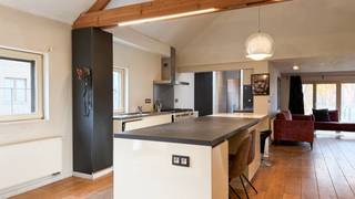 <p><span>Bij ImmoFusion 7/7 “open huis”: klik op onze 3D-TOUR.</span></p>
<p>Ontdek deze charmante, deels gerenoveerde woning aan Tapstraat 41, waar warmte, ruimte en comfort hand in hand gaan. Met een bewoonbare oppervlakte van 185 m² en een straatbreedte van 13 meter, biedt dit pand alle troeven voor wie graag ruim woont én wil genieten van een rustige ligging op wandelafstand van het centrum van Kortessem.</p>
<p>Bij het binnenkomen word je verwelkomd in een gezellige, warme inkomhal die meteen de toon zet voor de rest van de woning. De living en open keuken vloeien mooi in elkaar over en zijn voorzien van een prachtige plankenvloer. De volledig geïnstalleerde keuken beschikt over een kookeiland en een prachtig gasfornuis – een echte eyecatcher voor elke kookliefhebber. Dankzij de open indeling geniet je hier van een heerlijk open leefgevoel.</p>
<p>Op het gelijkvloers vinden we bovendien nog een extra ruimte die perfect dienst kan doen als bureau, hobbykamer of speelruimte.</p>
<p>De woning beschikt over maar liefst 2 badkamers: één uitgerust met douche en één met een zalig ligbad. Daarnaast zijn er 2 aparte toiletten, wat het wooncomfort alleen maar verhoogt.</p>
<p>Op de bovenverdieping bevinden zich 3 ruime slaapkamers, ideaal voor een gezin. Bovenaan is er bovendien nog een zolder, handig als opslagruimte.</p>
<p>Verder beschikt de woning over:</p>
- Houten ramen met dubbel glas<br />- Kleine kelder<br />- Zadeldak<br />- Inpandige dubbele garage<br />- CV op stookolie<br /><br />Achteraan is er een ruim terras en een tuin waar je volop kunt genieten van rust en privacy. Het perceel is momenteel niet omheind, maar biedt dankzij de breedte en ligging tal van mogelijkheden.
<p>Locatie & omgeving<br />De woning ligt rustig, maar toch op wandelafstand van het centrum van Kortessem. Bovendien ben je vlak bij Hasselt en de autostrade, wat deze locatie ideaal maakt voor pendelaars.</p>
<p>Troeven op een rij:</p>
- Warm en huiselijk gevoel<br />- Open leefruimte met prachtige keuken<br />- 3 slaapkamers + bijkomende bureauruimte<br />- 2 badkamers én 2 toiletten<br />- Dubbele inpandige garage<br />- Ruim terras + tuin<br />- Rustige ligging vlak bij centrum Kortessem<br />
<p>Een woning met uitstraling, charme en heel wat ruimte klaar om verder afgewerkt te worden naar jouw smaak.</p>
<p><span>Een bezichtiging ter plaatse of meer info, bel ons op 078/78.78.70, of kom gewoon binnen op ons kantoor, steeds welkom!</span></p>