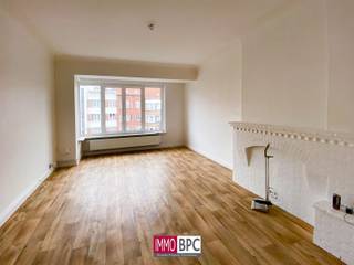 Ontdek dit lichte appartement, volledig gerenoveerd, gelegen in Molenbeek nabij het Karreveld, ideaal voor jonge koppels of kleine gezinnen.Met een...